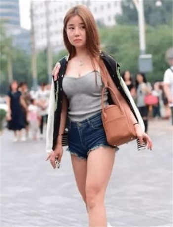 两个女的怎么打扑克