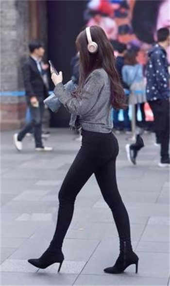 女披萨外卖员浴巾硬了