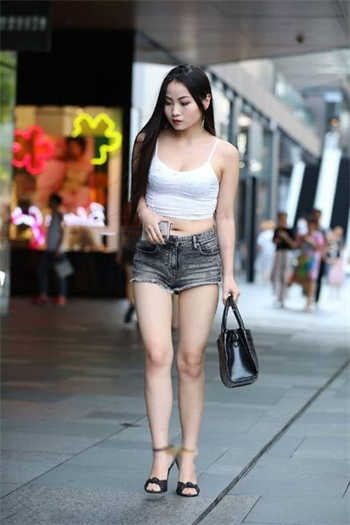 hera轻轻有个人爱你很久