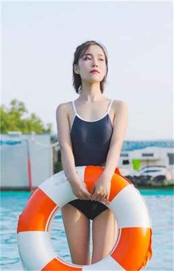 女护工深夜照顾老人