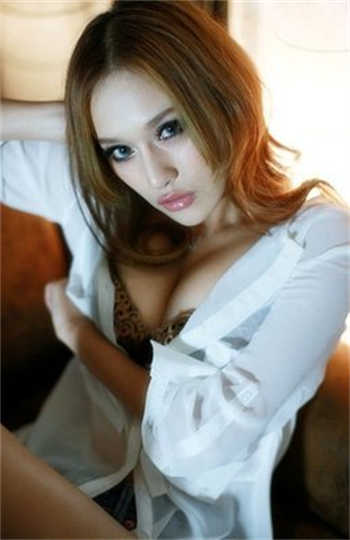 恐怖恶心女拉屎排泄
