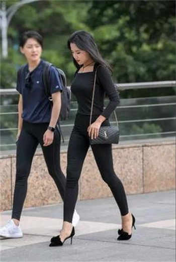 座汽车母亲坐在我腿上
