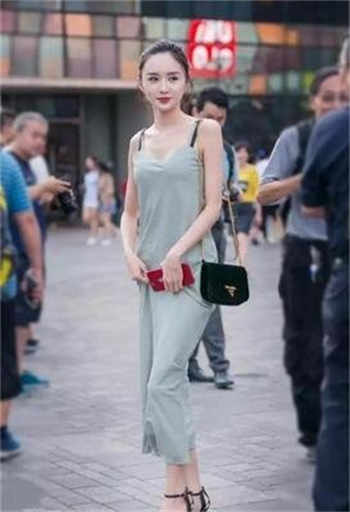 上游泳课的时候泳衣掉了