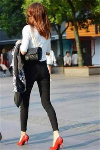 领导的年轻漂亮的妻子